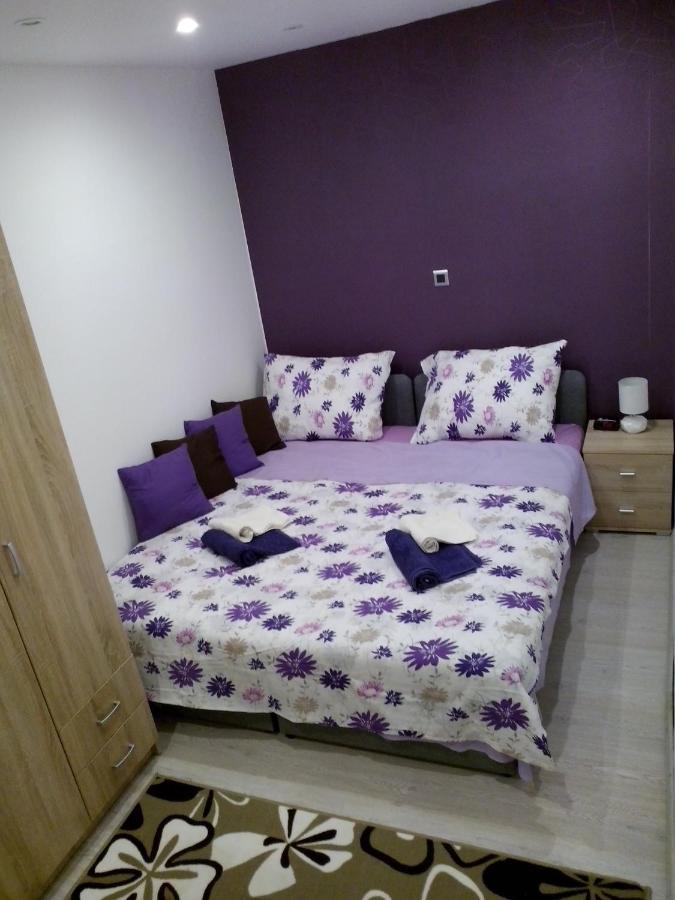 Purple & Apple Green Split Exterior foto