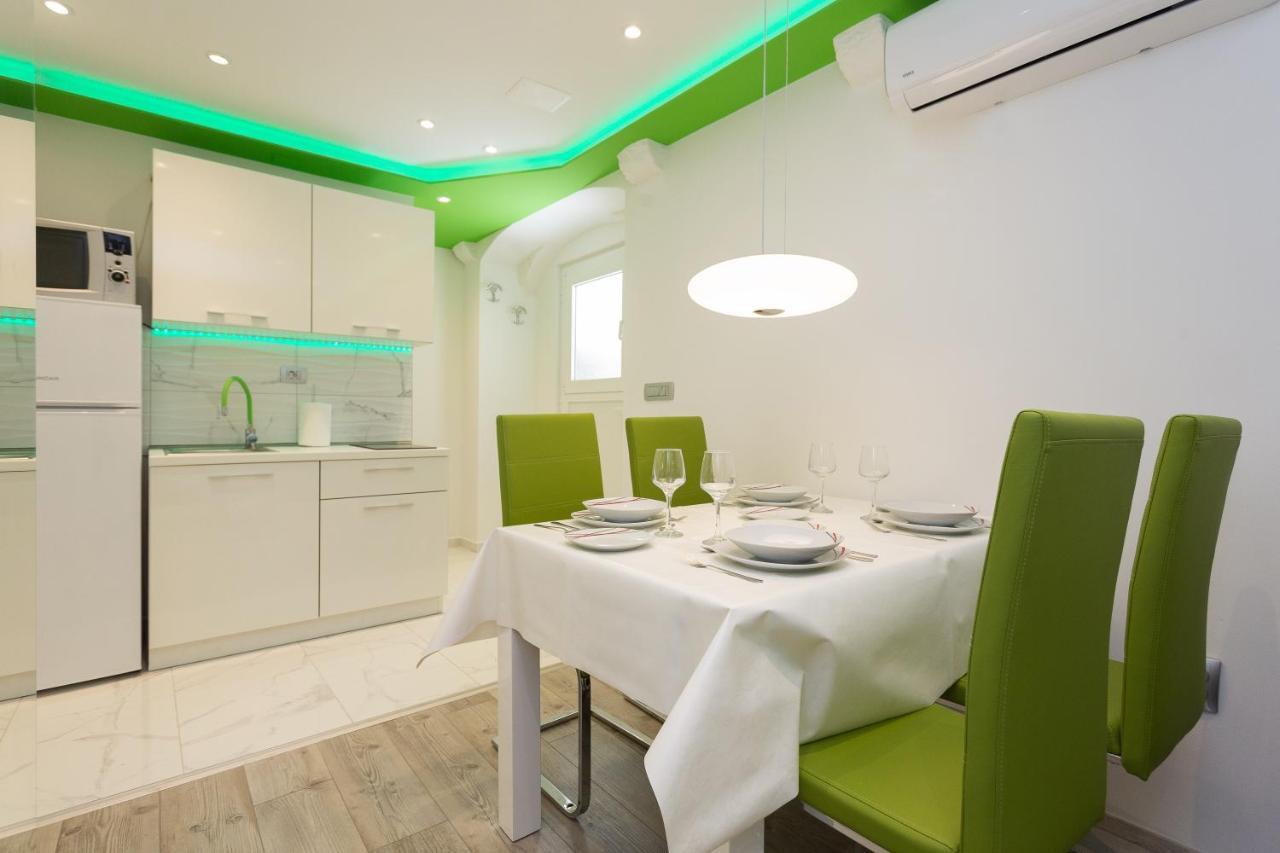 Purple & Apple Green Split Exterior foto