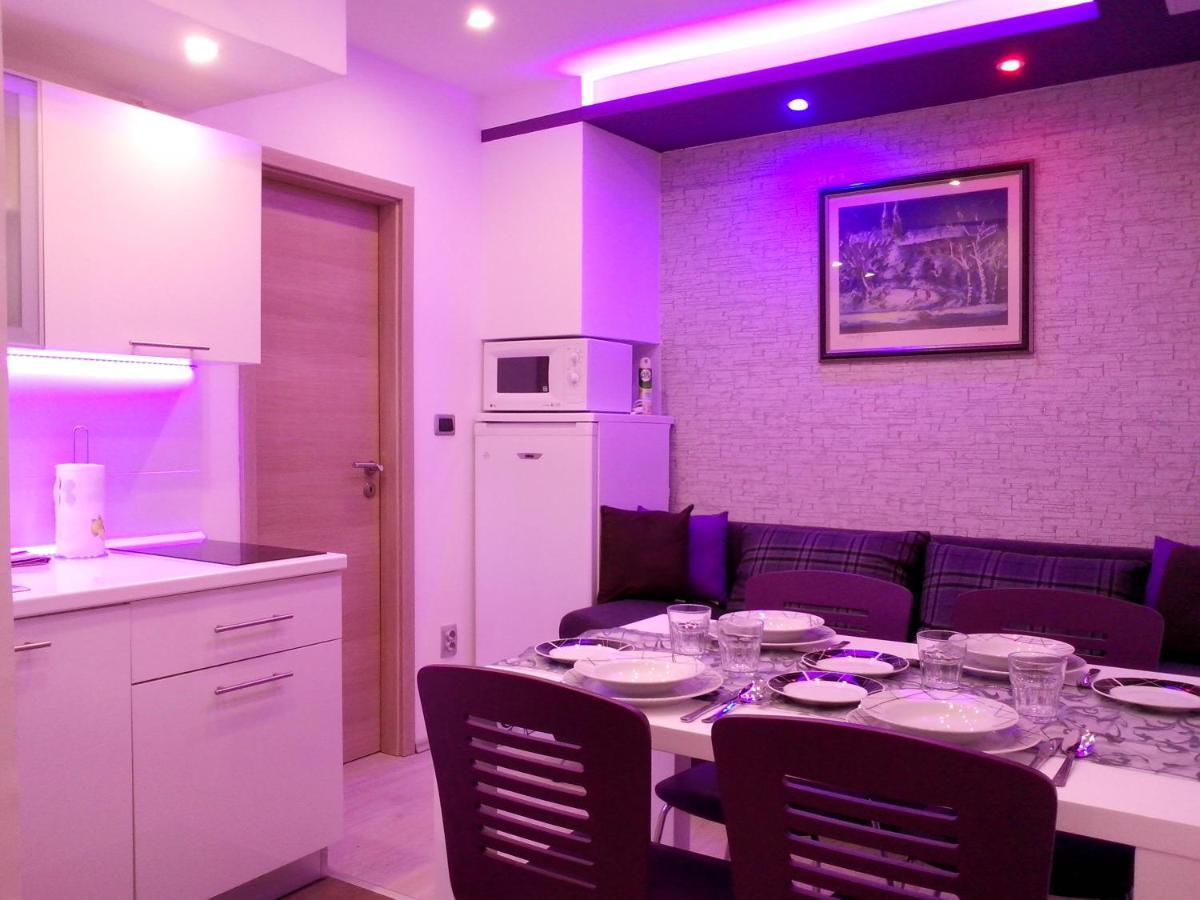 Purple & Apple Green Split Exterior foto
